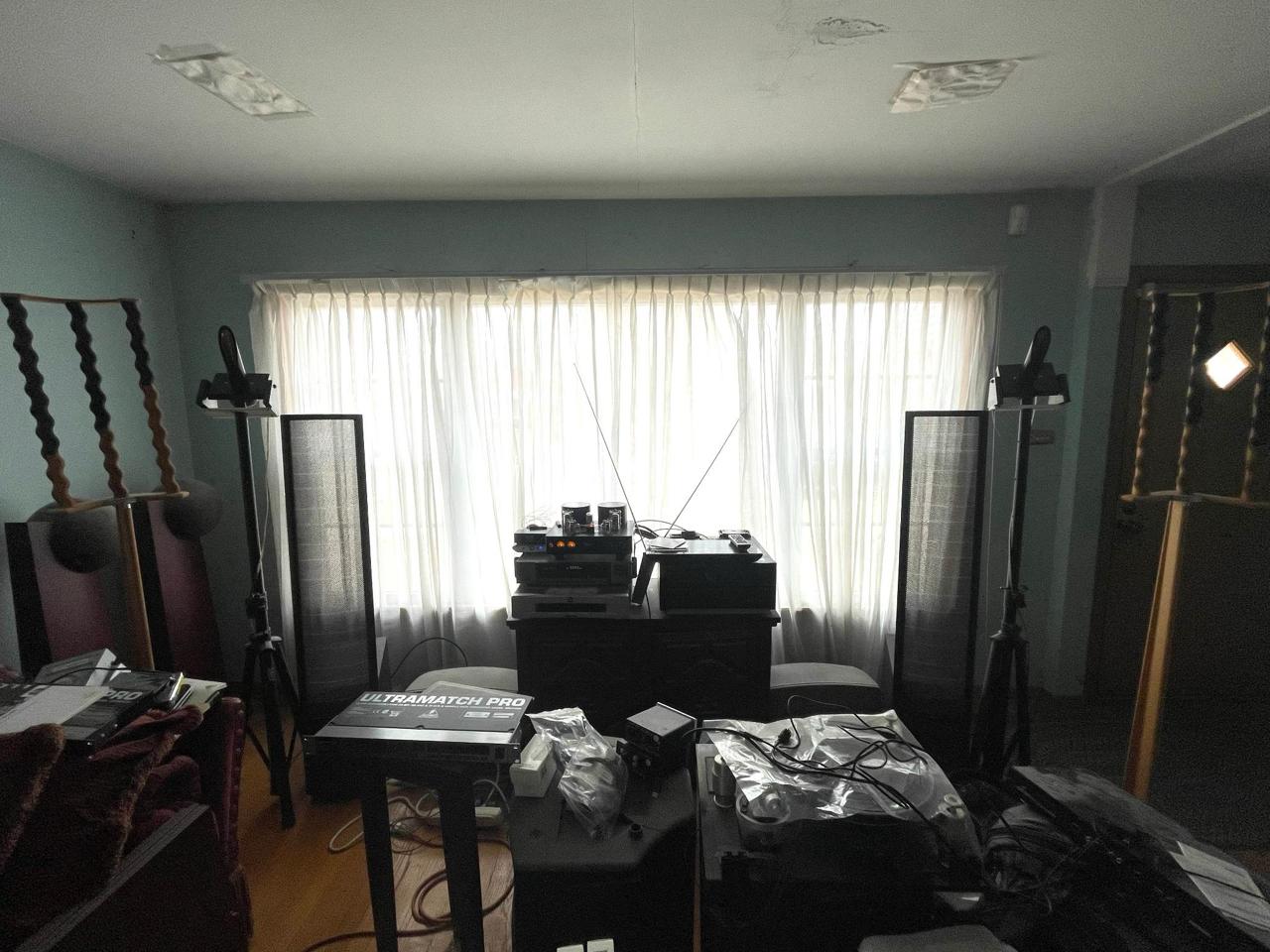 Kouplers paired with planar speakers in listening room