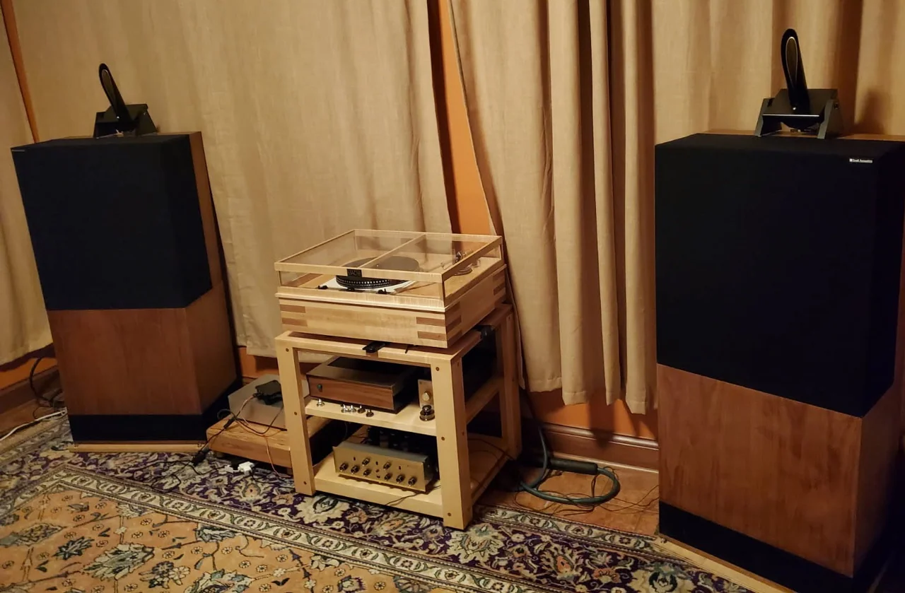 Vintage audiophile listening room with MADO™ Kouplers on floorstanders and handmade turntable stand