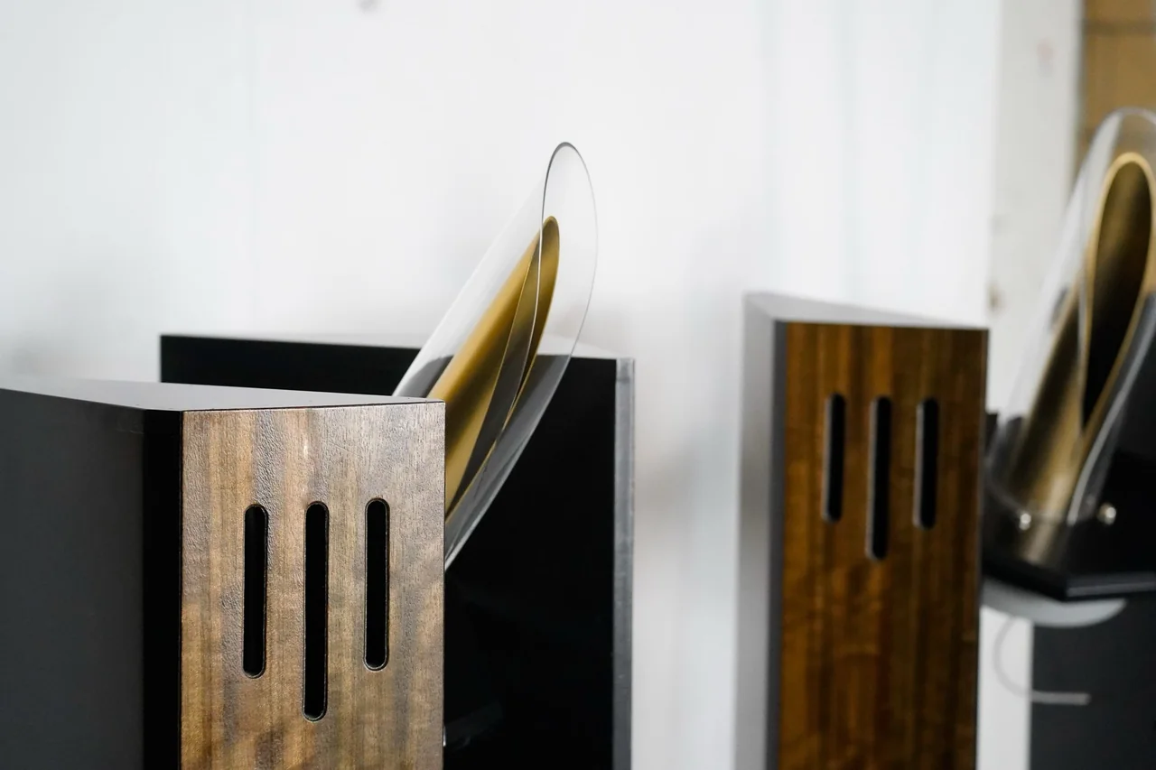 MADO™ Stony open baffle speakers in audiophile listening room setup
